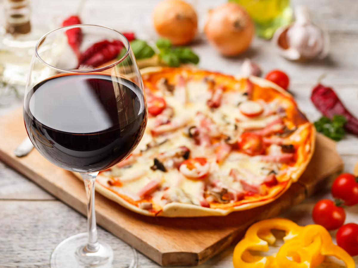 Пицца и вино. Итальянская кухня. Красное вино и пицца. Пицца на ужин. Ужин к вину