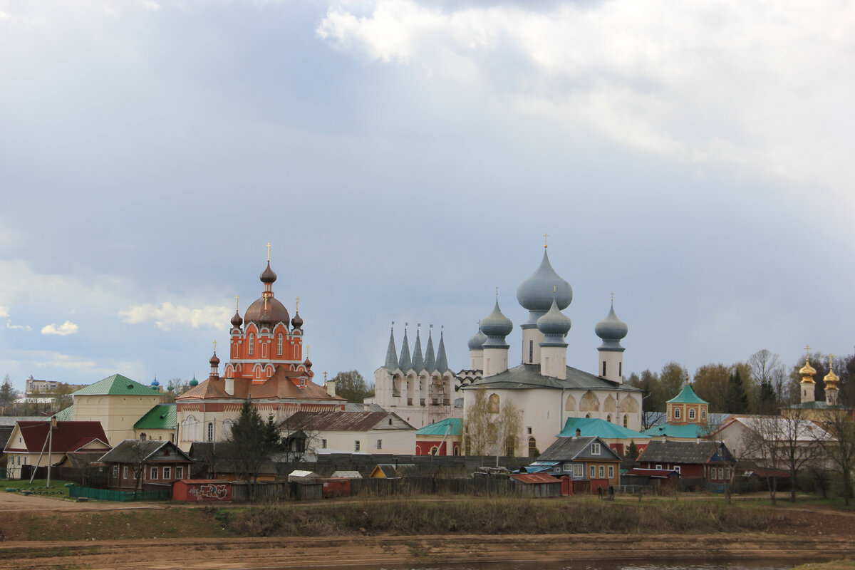 Тихвинский монастырь в Тихвине зима