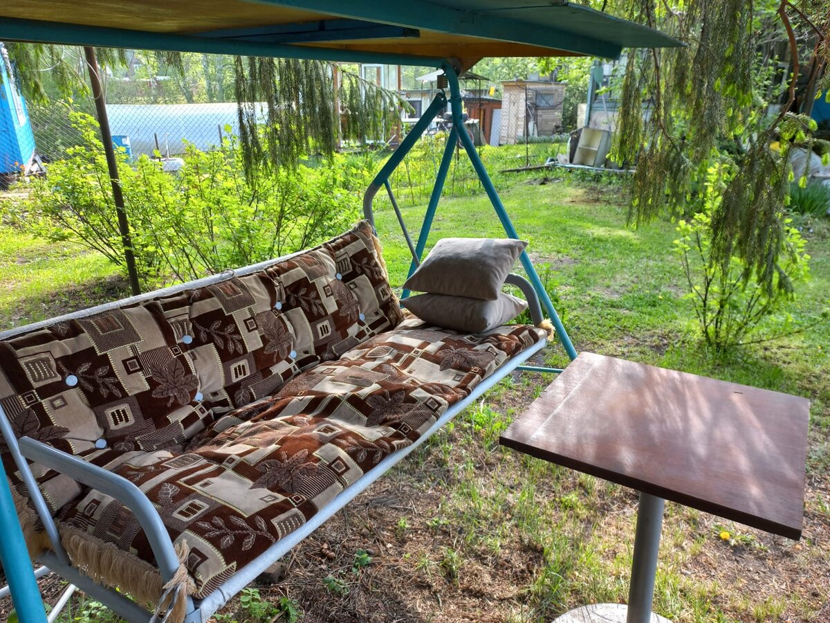 Качели в этом сезоне, наконец, расчехлены и полностью введены в эксплуатацию. И да, мы ими успеваем пользоваться и наслаждаться на них чайком и видами своих владений