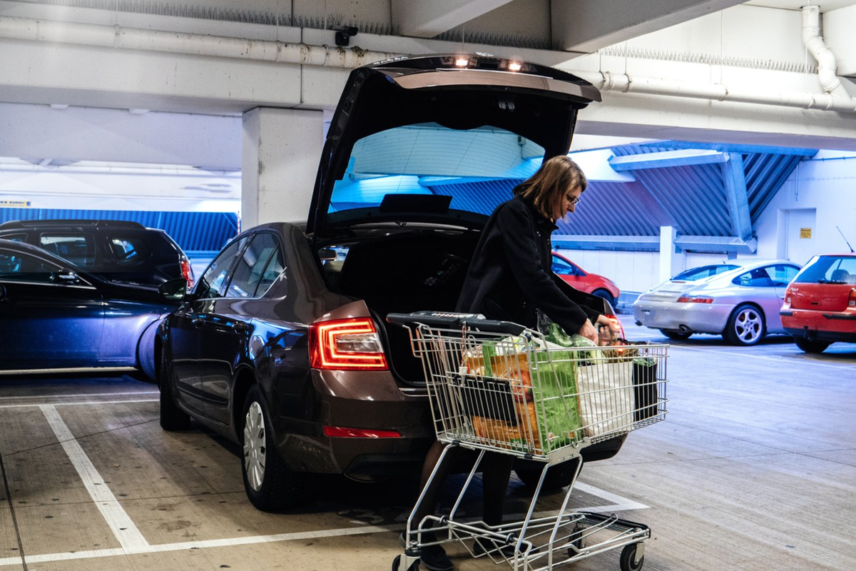 That is car in the shop. Полный багажник продуктов. Багажник с продуктами. Пакеты в багажнике. Человек тачка с продуктами.