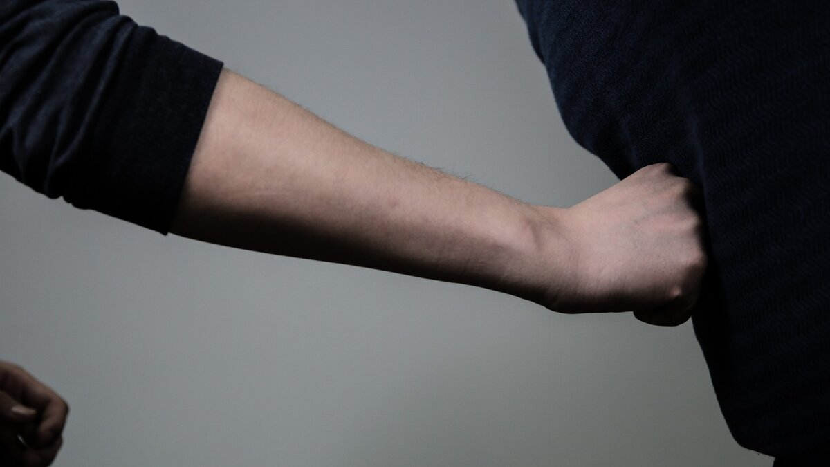     Очевидцы в социальных сетях сообщили, что субботним вечером в областной столице случилась драка: одного парня начала избивать толпа людей.