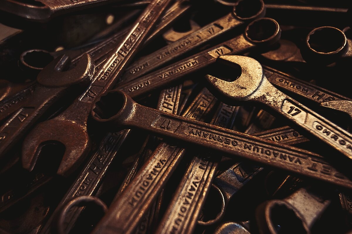    Работать ржавыми инструментами может быть довольно проблематично: из-за ржавчины они плохо соприкасаются с поверхностью. Поэтому в целях безопасности не стоит их использовать для работы, лучше сначала очистить их одним из предложенных нами способов.Unsplash