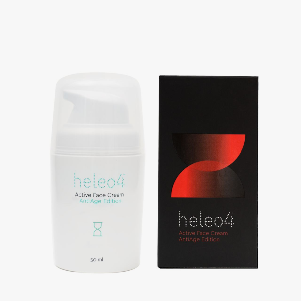 HELEO4™ ACTIVE FACE CREAM ANTIAGE EDITION

Крем используется как для пролонгирования эффекта от профессиональных процедур HELEO4™, так и в качестве самостоятельного средства. 
Крем быстро проникает в глубокие слои эпидермиса и дермы и обеспечивает постепенное высвобождение активного вещества — Сферометаллохлорина™.

Активный компонент крема захватывает квант дневного света и вызывает фотохимическую реакцию, в результате которой в клеточных структурах происходит избирательная самоликвидация «старых» и «поврежденных» клеток.

Таким образом запускается процесс естественного оздоровления и восстановления кожи.

Рекомендуется для нормальной, сухой и склонной к сухости кожи.

Наносить утром на предварительно очищенную кожу.