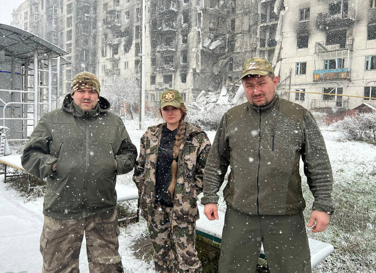 Падающий снег не может скрыть разрушенную нацистами многоэтажку в Северодонецке