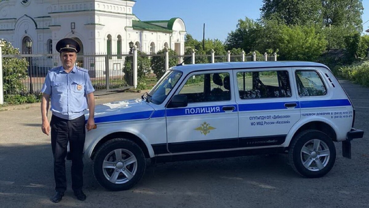     В Удмуртии участковый уполномоченный полиции предотвратил пожар в частном домовладении. Старший лейтенант полиции из села Дебесы Вадим Тронин вовремя прибыл по вызову местной жительницы, сеновал которой поджег ранее судимый пьяница.