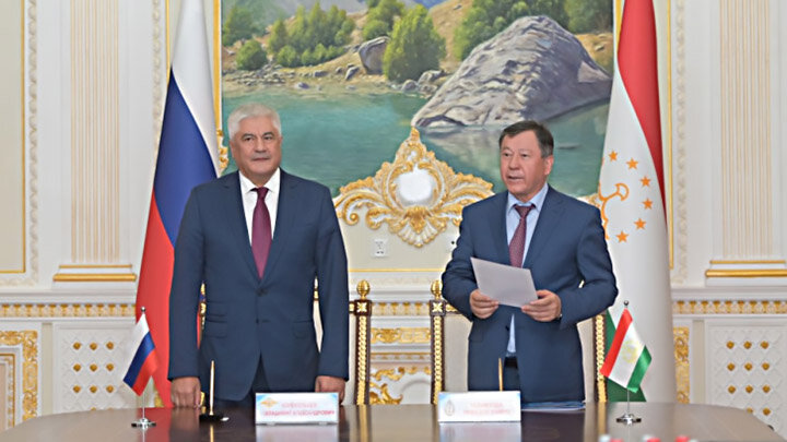 ГЛАВЫ МВД РОССИИ И ТАДЖИКИСТАНА ВЛАДИМИР КОЛОКОЛЬЦЕВ И РАМАЗОН РАХИМЗОДА. ФОТО: МВД РОССИИ