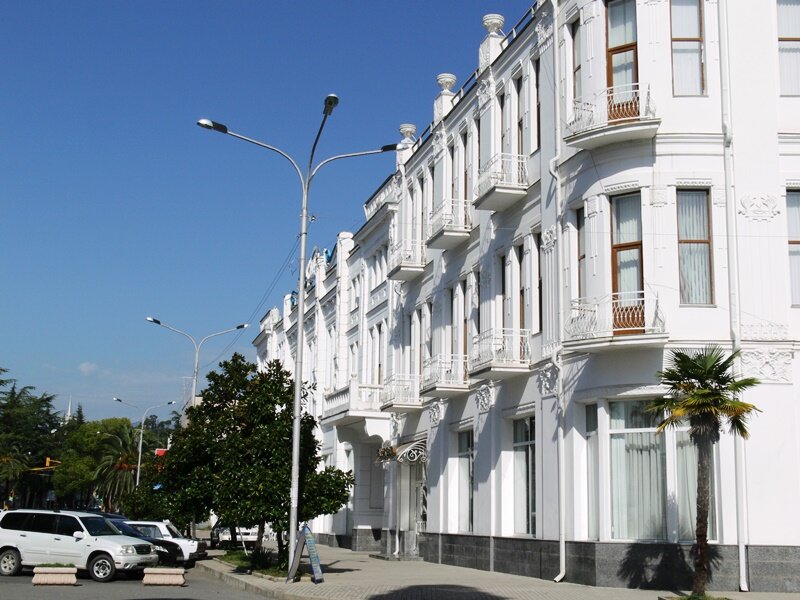 Фото 2. Белоснежные здания в г. Сухуми