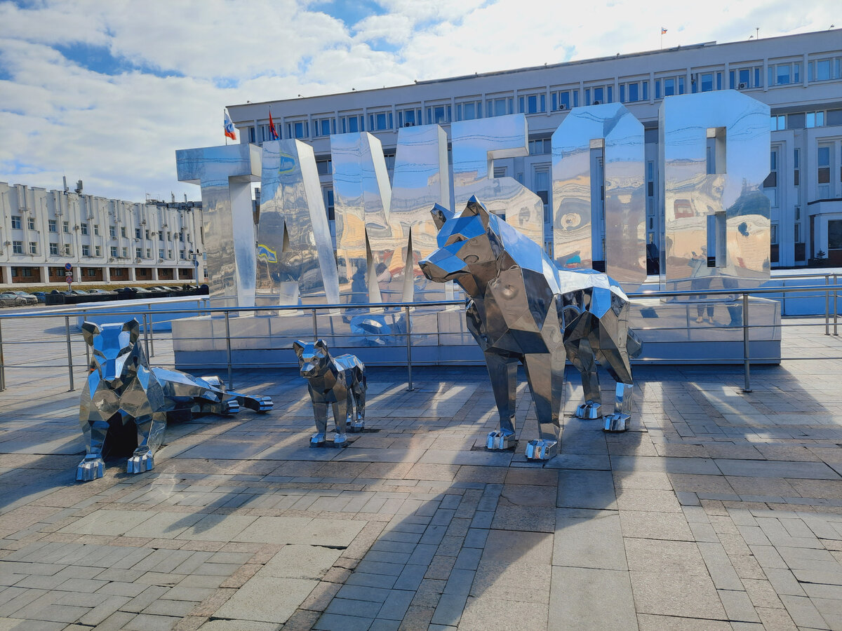 Арт-объект "Семья волков"