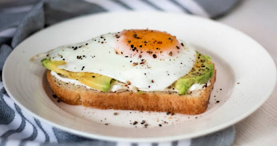 Бутер с яйцом, авокадо и творожным сыром.