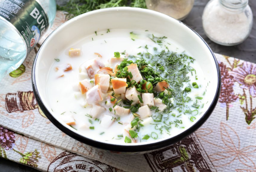 Источник: Повар.ру, https://povar.ru/recipes/okroshka_na_kefire_i_mineralke_s_kuricei-81588.html 