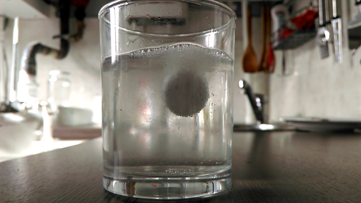 Таблетки и стакан воды. Растворение в стакан воды. Растворение в воде. Шипучая таблетка в стакане воды. Игра стакан с водой