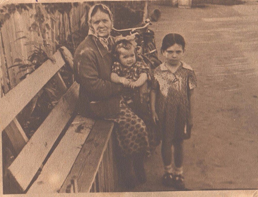 Бабушка Настя со мной на руках и с моей старшей сестрой Галей.