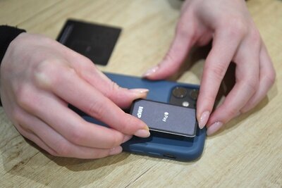    Наклейка платежного стикера Pay Tag от МТС ©Светлана Шевченко РИА Новости