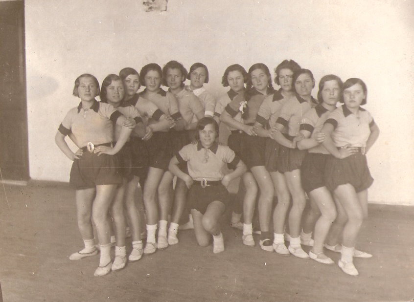 Участники художественной самодеятельности 30-х годов. Фото из архива семьи Цыбиных.