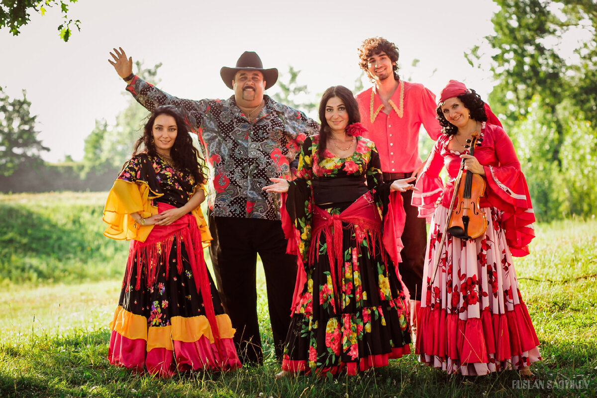 Потому что, любое "проявление" в теле человека - есть отражение состояние его ДУШИ.  И запах (вонь) - в том числе! И если запах неприятный, то он неприятен в первую очередь ПОЧУЯВШЕМУ его (другие - не почуявшие его - могут и не обратить внимания!) . это означает, что в нем самом находится ТОЧНО ТАКОЙ ЖЕ стресс, который есть и в том человеке, который "воняет", но только "почуявший" тщательно скрывает в себе причину запаха - стресс - за всякими процедурами (как то: мытьё, дезинфекция и т. п. ) и благовониями.. .  И для кого-то цыгане не пахнут (например, для них самих) , а для вас даже ВОНЯЮТ!   "...Каждый вид выделений имеет свою энергию. Неважно, чего мы стыдимся — самих выделений или вызывающего их стресса, в результате мы имеем как духовное, так и физическое загрязнение. Возьмем, к примеру, потоотделение. Чего только не придумывают, чтобы избавиться от потливости. Если не удается одолеть потливость стыдом, то мы используем дезодоранты и всевозможные дезинфицирующие средства. А то, что пот — это наилучший чистильщик организма, нам и в голову не приходит. Чем чистоплотнее мы себе кажемся, тем больше морщимся от запаха чужого пота. Этот запах говорит обоим — как его распространителю, так и вдыхающему его: «Не лги себе, будто бы тебе не нужна любовь тех, кто, как тебе кажется, тебя не любит. Еще как нужна. Более того, ты нуждаешься в том, чтобы самому их любить» . Если бы мы не лгали себе, то никто не вонял бы у нас под носом... "