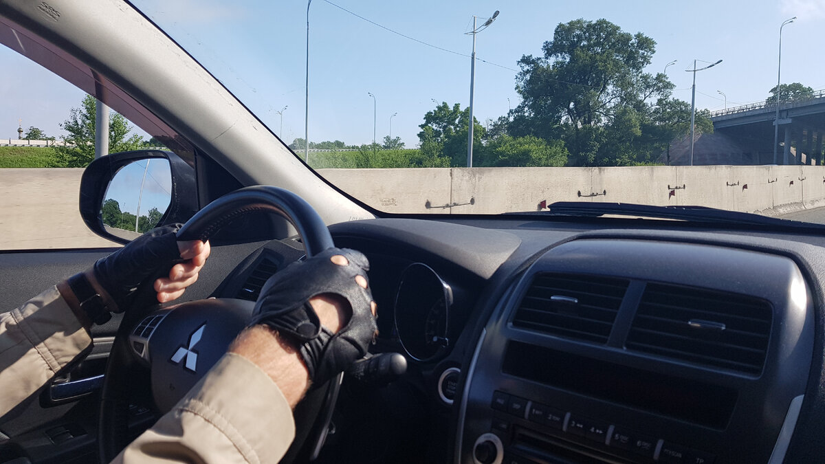 За рулём главный тренер по контраварийной подготовке водителей, мастер спорта, основатель ДВ Центра высшего водительского мастерства "Лига-М" Александр Борисюк 