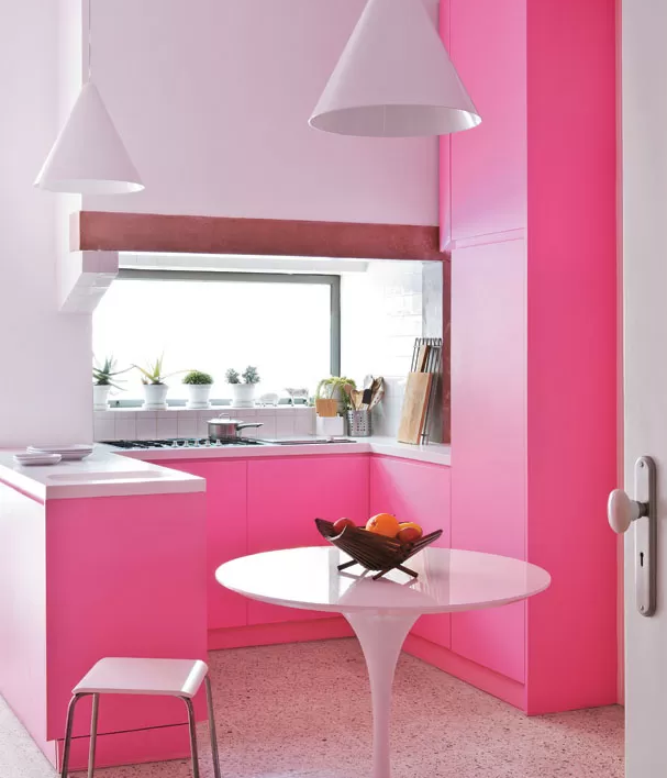 Перекрашу квартиру в розовый. Розовый цвет в интерьере кухни. Розовая кухня. Розовые стены на кухне. Кухня в розовом цвете.