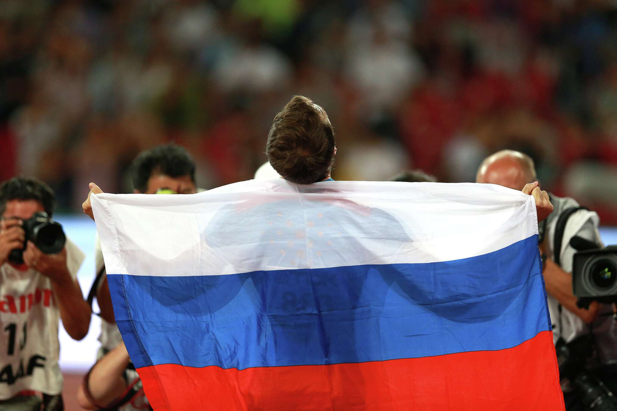 Спортсмен с российским флагом. Спортсмен с флагом. Спортивный флаг России. Русский флаг.