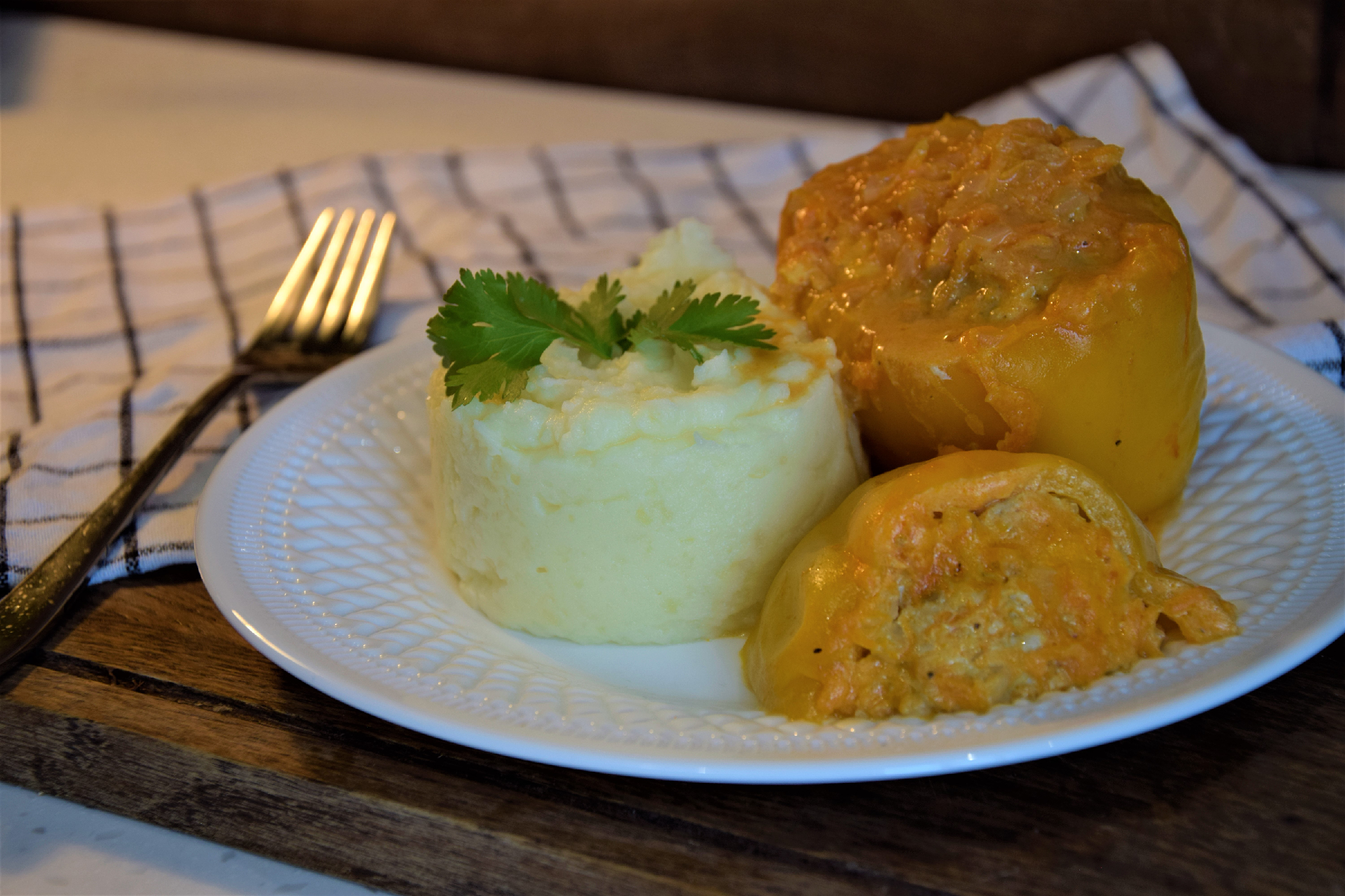 Домашние фаршированные перцы с куриным фаршем, луком и морковью. Вкусный  соус без майонеза! Простые рецепты