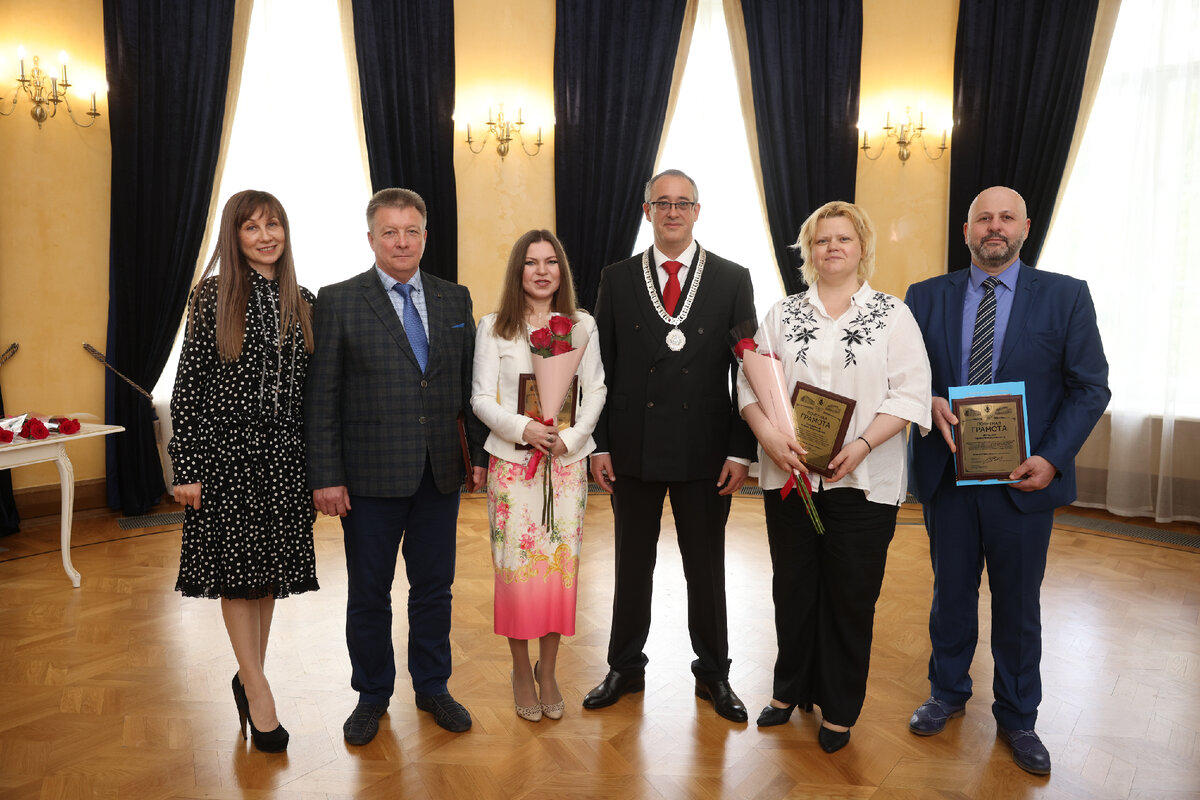 Людмила Коледина  на фото в центре, третья слева