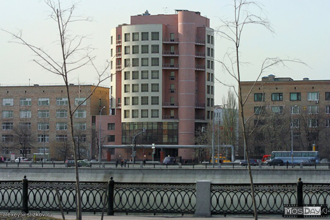 Вот это здание на Бережковской набережной. Фото сделано в 1980 году.