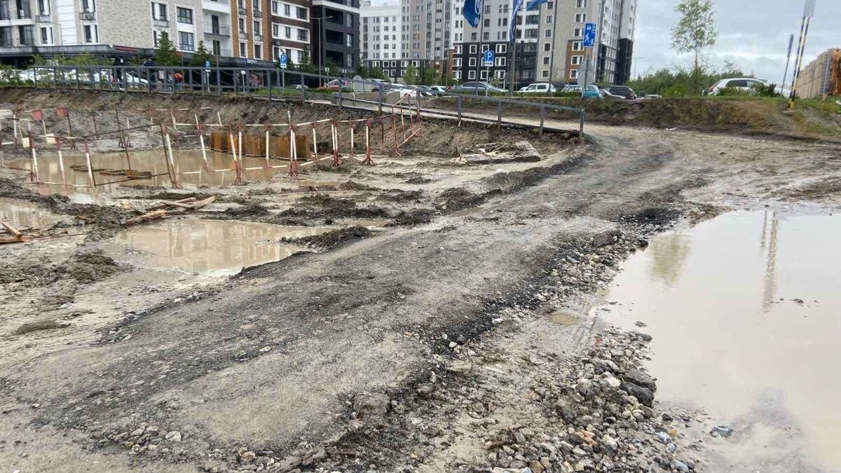     Тюменские власти отреагировали на затопление ЖК «Айвазовский City», которое произошло два дня назад. Через сутки здесь проложили временный пешеходный переход.
