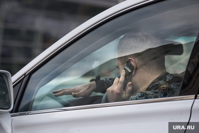   Водитель, перевозивший четверых детей, отвлекся на телефон и совершил столкновение с грузовиком