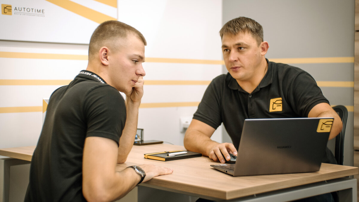 Автоподборщик выясняет у клиента все желаемые параметры будущей покупки. И далее в указанных рамках подбирает варианты. Фото "Автотайм Сибирь"