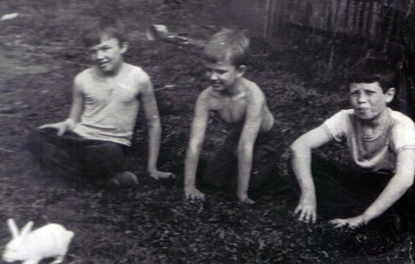 Я со своими двоюродными братьями на даче.