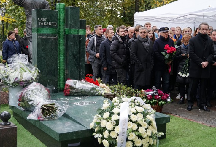 На открытии памятника присутствовал старший сын Табакова - Антон, он прилетел прямо из Франции, чтобы почтить память именитого режиссера и любимого отца.