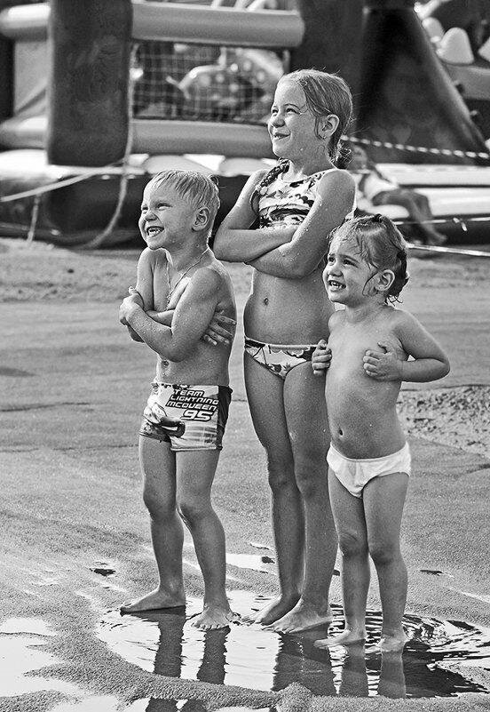 Эх, какое счастье летом стоять в луже под дождем или струей воды!!!!!Друзья