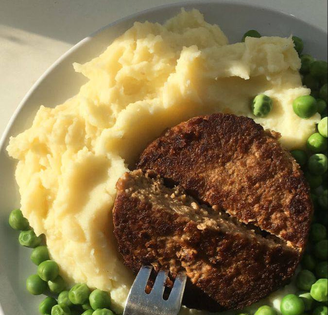 вот это любимый вариант подачи - с котлетой и зеленым горошком