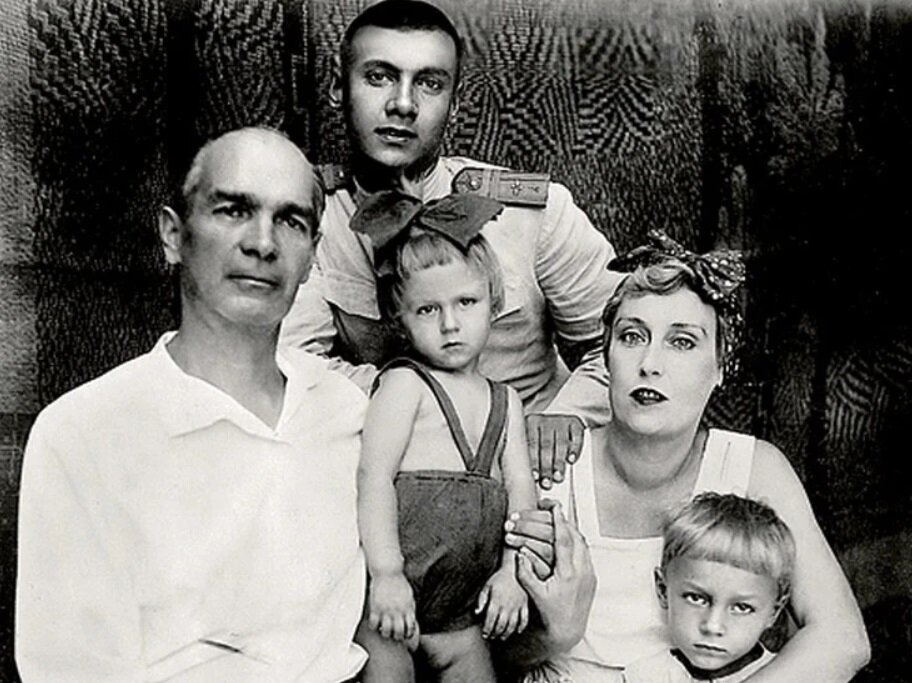Олег Янковский (с бантиком) с братьями и родителями