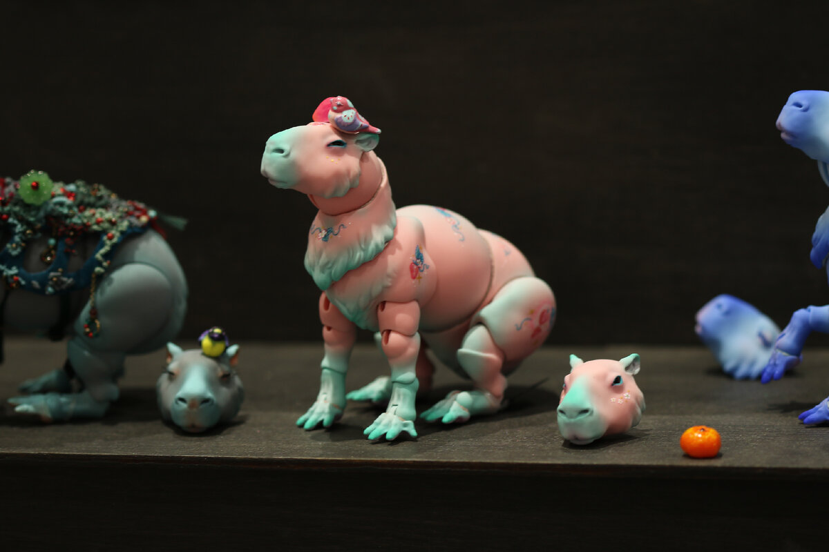 Авторские шарнирные куклы на выставке Dollscar 2023.  17 июня. Амбер Плаза. Москва. Фотограф: Галина Тугушева.