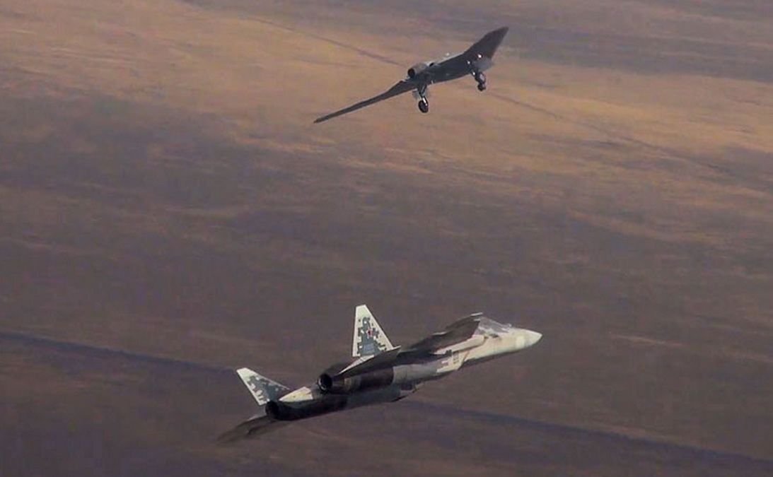Истребитель 5-го поколения Су-57 и БЛА "Охотник". Фото: Минобороны РФ / ТАСС
