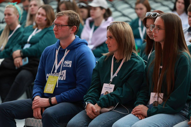    Собравшимся губернатор рассказал про своих наставников