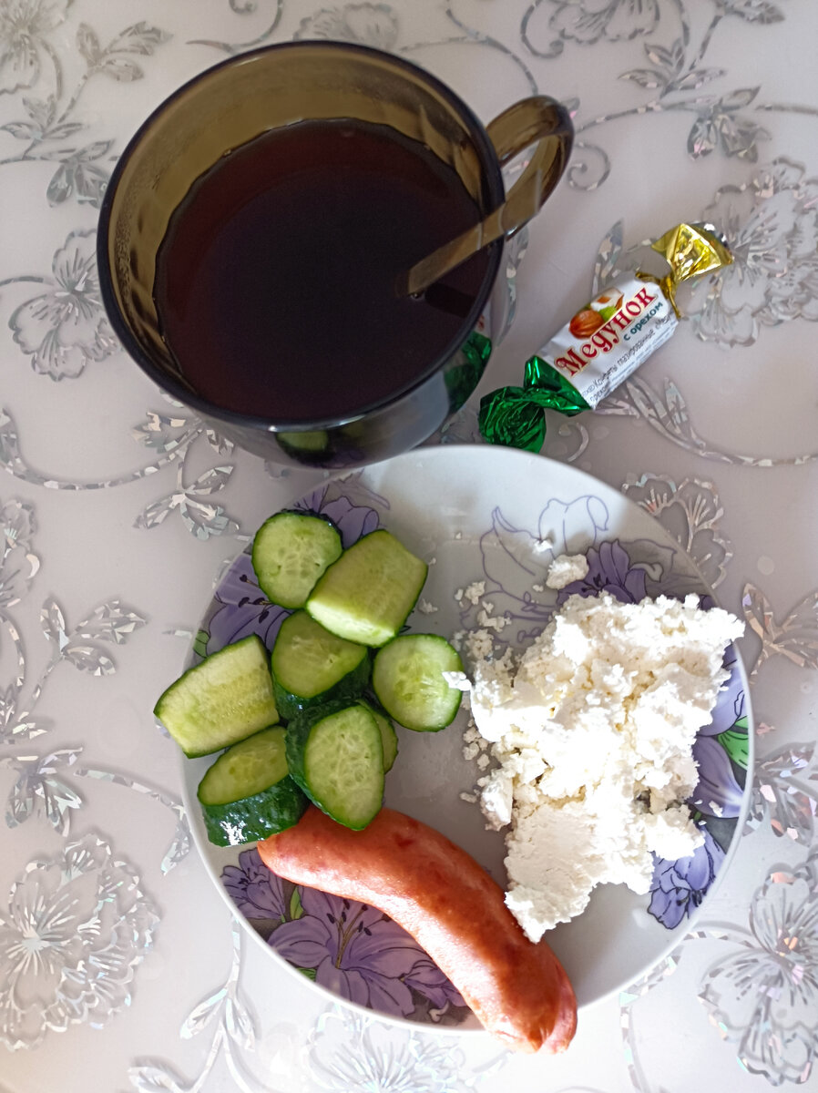 Кусочек черного хлеба и чоко пай остались за кадром.