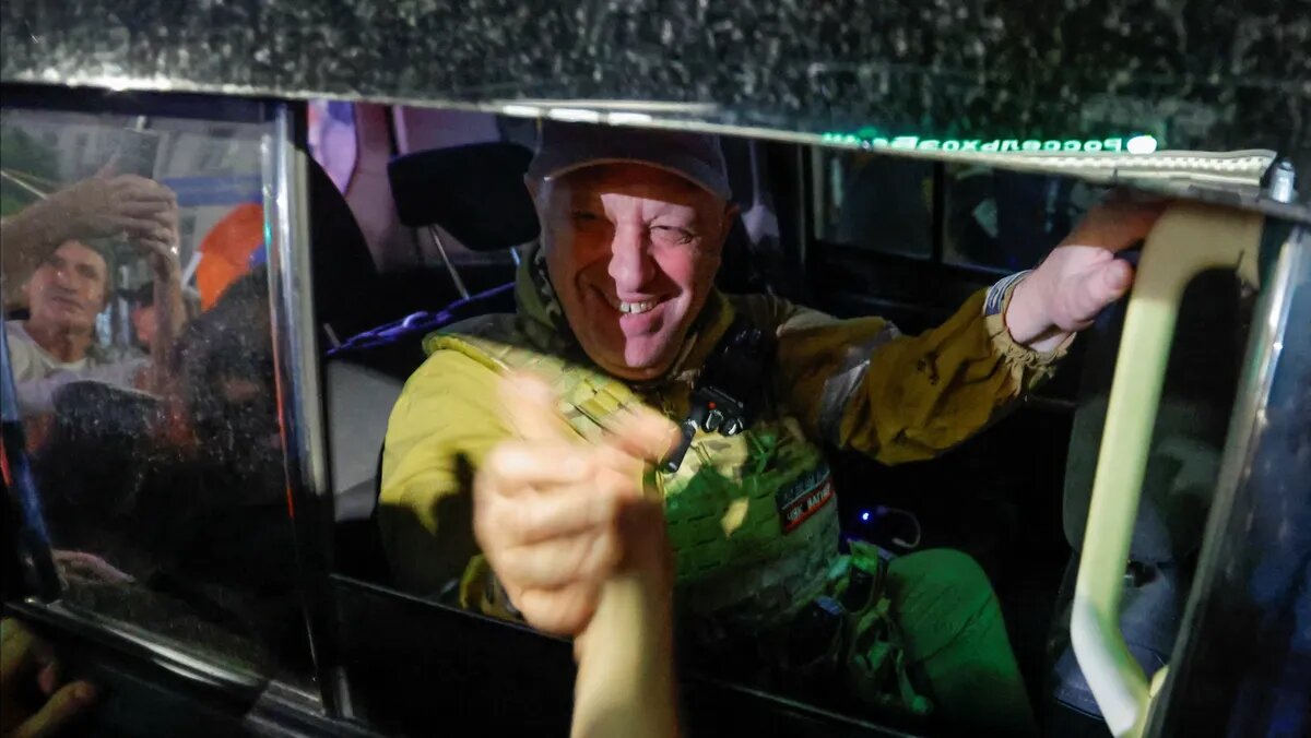 Начальник Вагнера Евгений Пригожин покидает штаб Южного военного округа в Ростове-на-Дону, Россия, 24 июня. Фото: Александр Ермоченко/Reuters