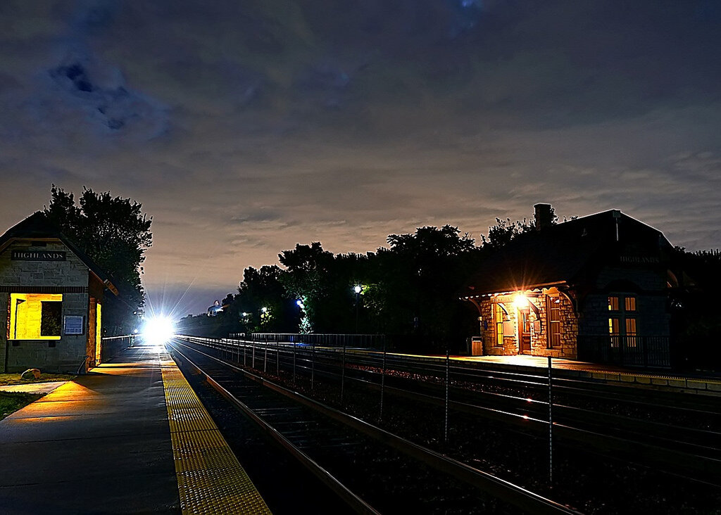 Фонарь перрон 2. Перрон ночью. Фонарь перрон 2. Ночной вокзал. Ночь вокзал фонарь.
