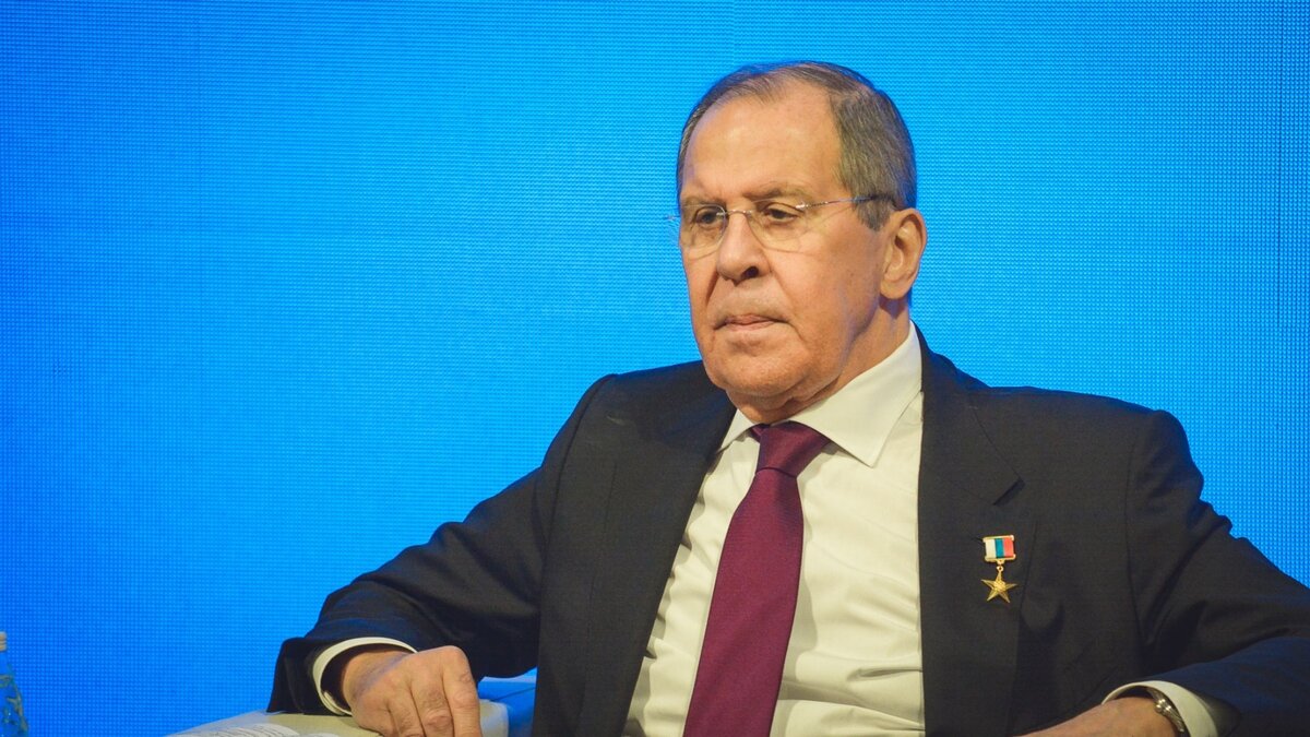     Глава МИД РФ Сергей Лавров (на фото) раскрыл подробности о телефонном разговоре между президентом России Владимиром Путиным и его белорусским коллегой Александром Лукашенко. Он отметил, что белорусский лидер предложил помощь в разрешении ситуации, которая могла бы обернуться кровопролитием.