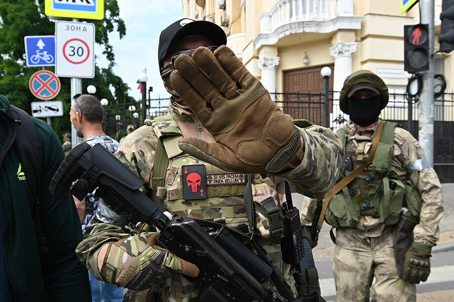 Бойцы ЧВК «Вагнер» у здания штаба Южного военного округа. Фото: Анатолий Карбинов/NEWS.ru/ТАСС