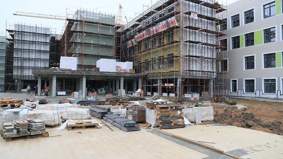     Губернатор Волгоградской области Андрей Бочаров провел выездное совещание по вопросам строительства и реконструкции общеобразовательных учреждений на стройплощадке новой школы на ул. Кортоева в Дзержинском районе.