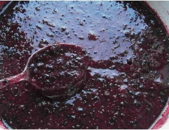 Жимолость протёртая с сахаром.
