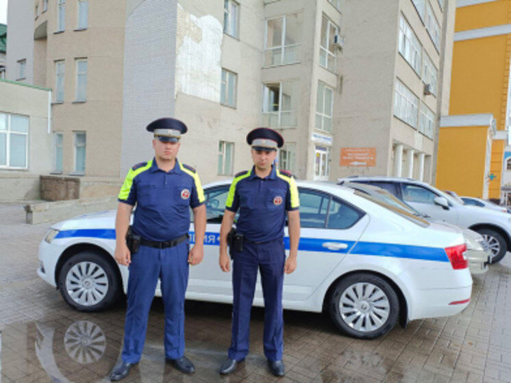 АВТОИНСПЕКТОРЫ ДОСТАВИЛИ В МЕДУЧРЕЖДЕНИЕ БЕЛГОРОДЦА, ОТРЕЗАВШЕГО СЕБЕ ПАЛЬЦЫ БОЛГАРКОЙ, ФОТО: 31.МВД.РФ 