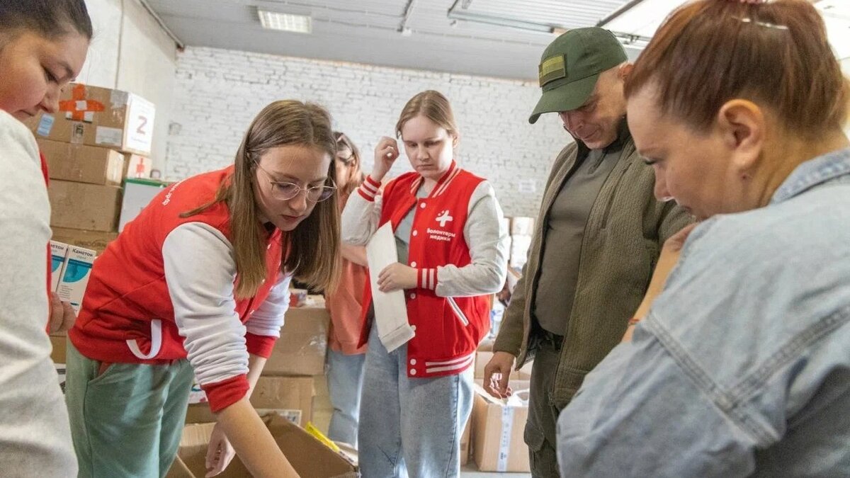     В госпиталях и больницах новых российских регионов отработали более 800 медиков-волонтеров, а также 1200 участников «Волонтерской Роты» и активистов МГЕР. Их практический опыт лег в основу изменений в законодательство, регулирующее сферу здравоохранения.