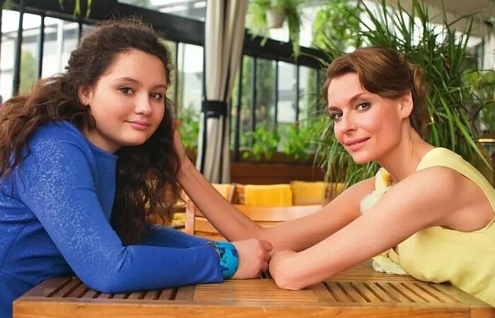 Мария Кончаловская с мамой. / Фото: www.femalemakeup.com