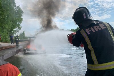    Сотрудник «Мособлпожспас» ликвидирует пожар на Клязьминском водохранилище © Пресс-служба ГКУ МО «Мособлпожспас»