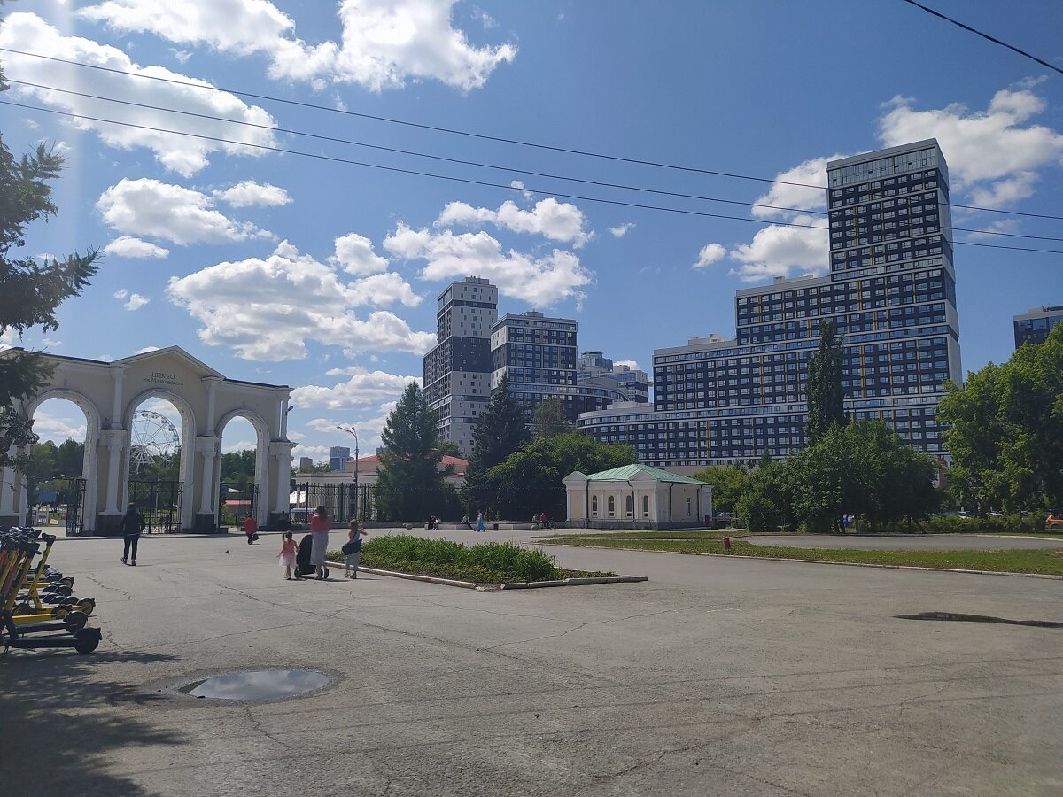 Улица Ткачей (Екатеринбург). ЦПКиО им. В.В. Маяковского и Clever Park