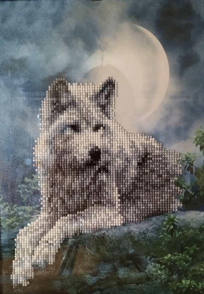 фото автора канала. Частичная выкладка круглыми стразами