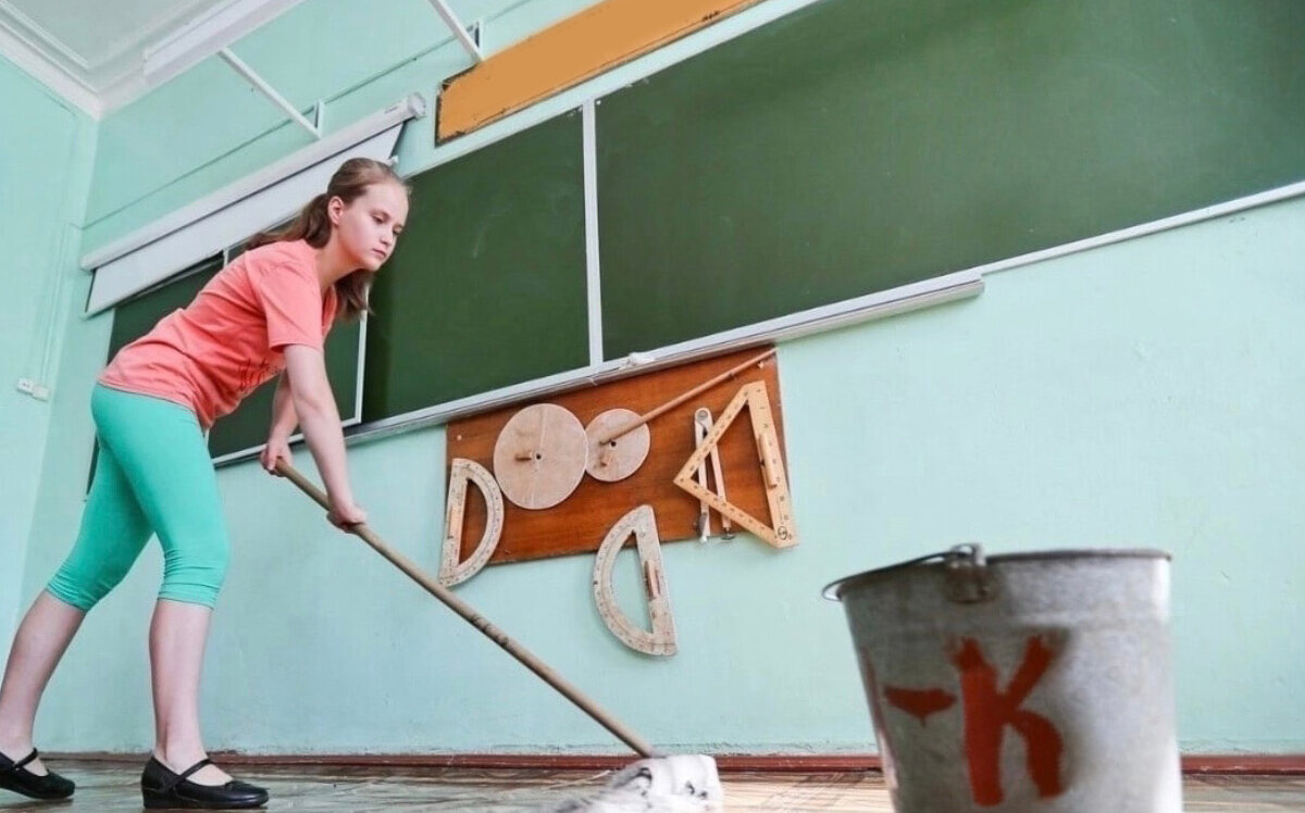 Мытье полов в классе после уроков